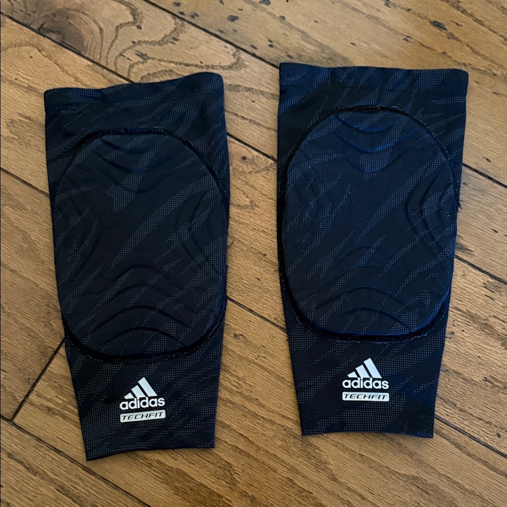 Adidas Black Techfit Knee Pad Sleeves - excellent condition